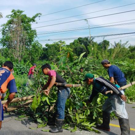 Tunjang Persiapan Haul Ke-19, Pemdes Simpang Tiga Bersama Masyarakat Gelar Gotong Royong Kebersihan